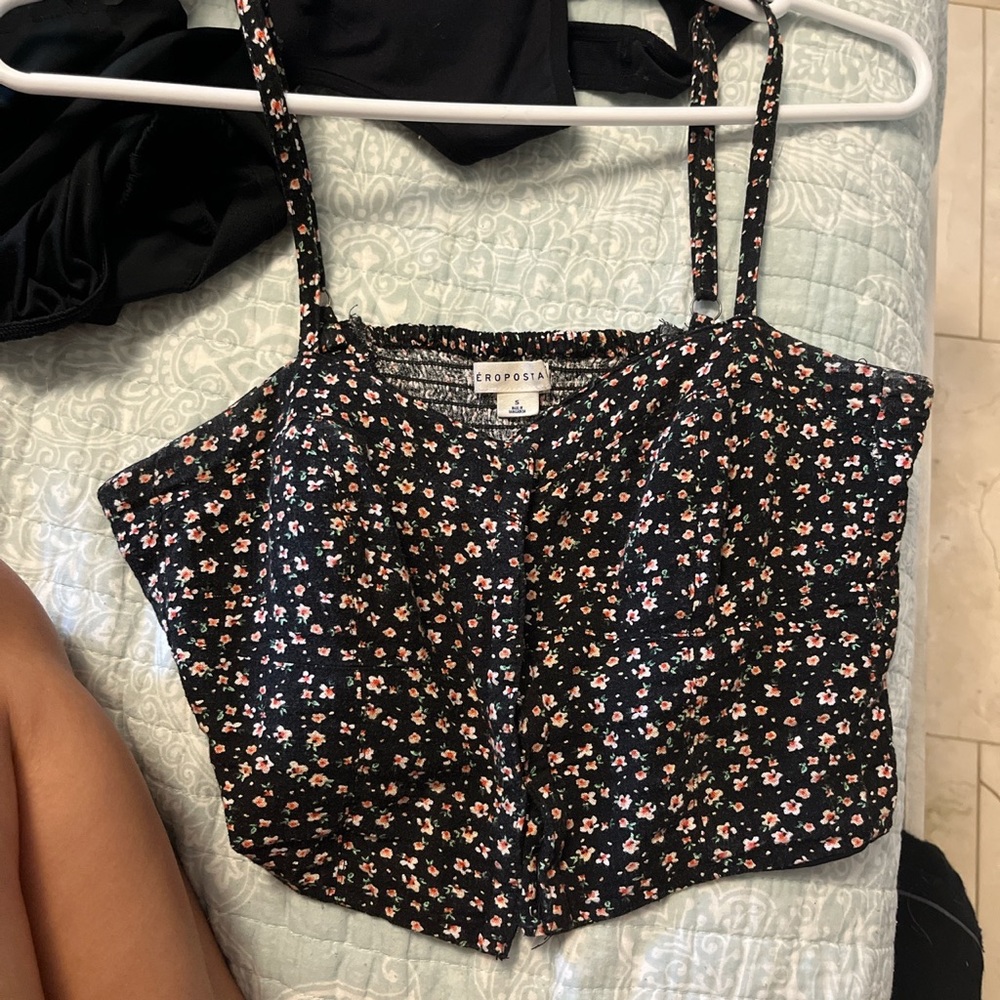 Aeropostale clip front floral top